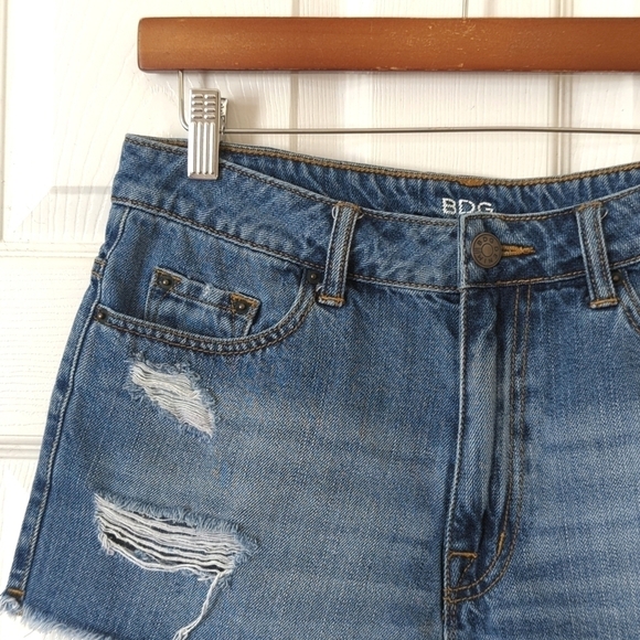 BDG Distressed Medium Wash High Rise Dree Cheeky Cut Off Denim Jean Shorts 28 - Picture 8 of 13